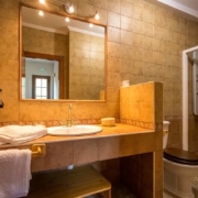 Apartamento El Valle - Baño completo con ducha de hidromasaje