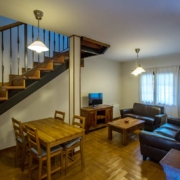 El Rincón del Duende - Apartamento Sobia - Salón y escaleras a planta superior