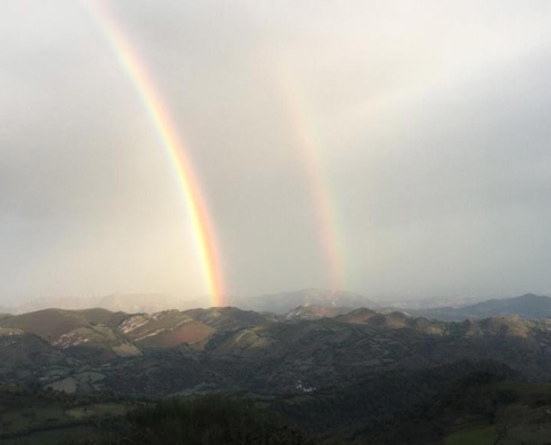 Paisaje de los valles de Teverga con arcoiris